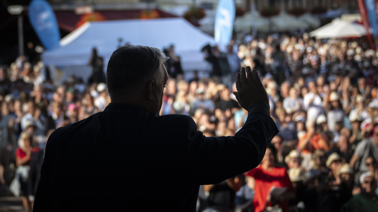 A Miniszterelnöki Kommunikációs Főosztály által közreadott képen Orbán Viktor miniszterelnök Esztergomban, a Mathias Corvinus Collegium (MCC) által szervezett MCC Feszten 2025. augusztus 2-án.