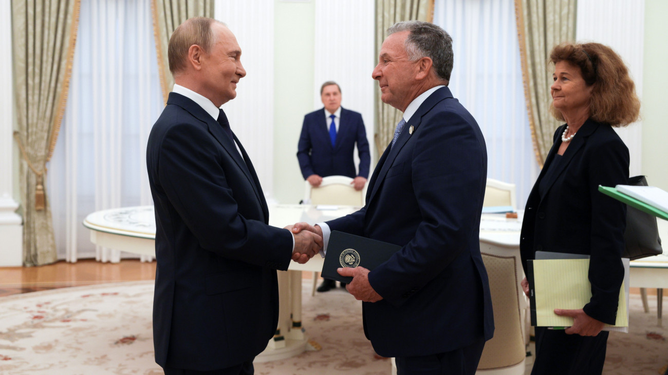 Vlagyimir Putyin orosz elnök (b) Steven Witkoffot, Donald Trump amerikai elnök különmegbízottját (k) fogadja a moszkvai Kremlben 2025. augusztus 6-án.