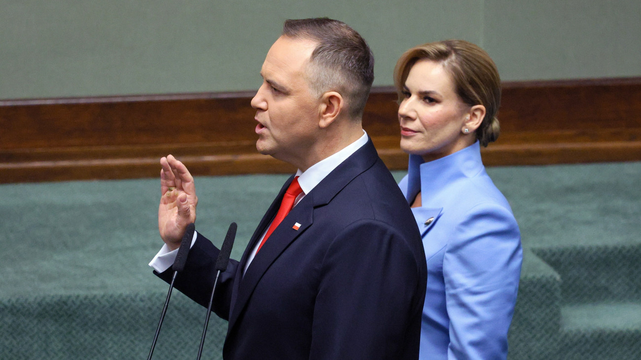Karol Nawrocki megválasztott lengyel elnök hivatali esküt tesz felesége, Marta Nawrocka mellett a varsói parlamentben 2025. augusztus 6-án.