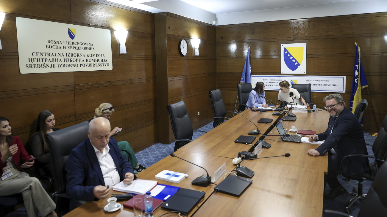 A boszniai központi választási bizottság (CIK) tagjai üléseznek Szarajevóban 2025. augusztus 6-án. A CIK megfosztotta megbízatásától Milorad Dodikot, a boszniai Szerb Köztársaság elnökét, azt követően, hogy a múlt héten a boszniai fellebbviteli bíróság másodfokú ítéletében megerősítette a Dodik elleni elsőfokú ítéletet, és a boszniai szerb elnököt egy év letöltendő börtönbüntetésre ítélték, hivatali tevékenységeitől pedig hat évre eltiltották.