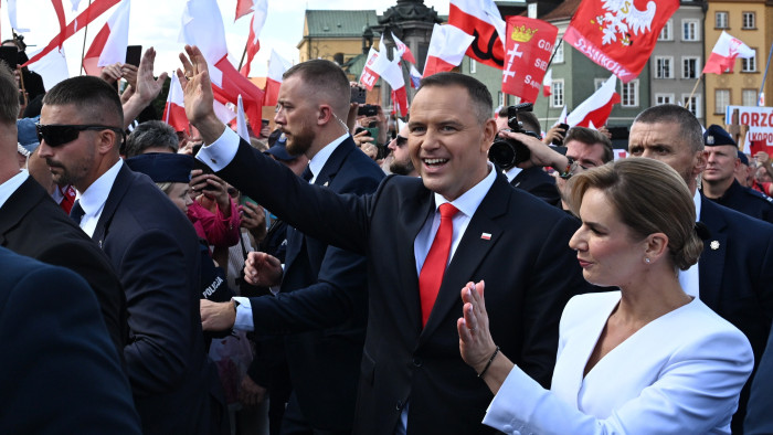 Máris üzenget az új elnök Donald Tusknak