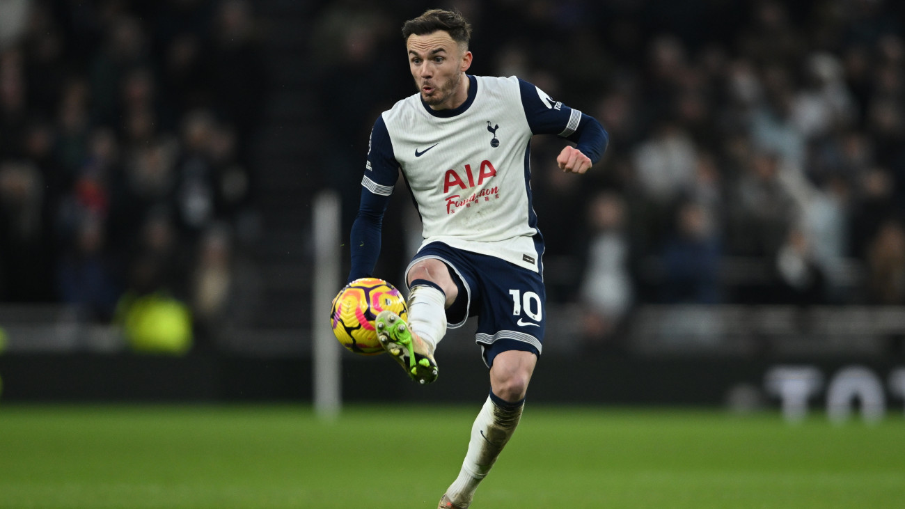 James Maddison, a Tottenham Hotspur játékosa az angol első osztályú labdarúgó-bajnokságban játszott Tottenham Hotspur-Manchester United mérkőzésen Londonban 2025. február 16-án.
