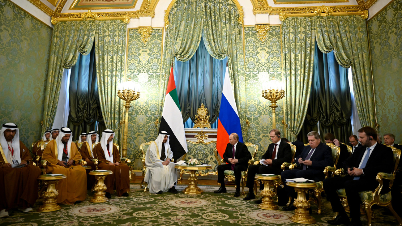 Vlagyimir Putyin orosz elnök (k, jobbról) és Mohamed bin Zájed an-Nahján sejk, az Egyesült Arab Emírségek elnöke (k, balról) megbeszélést folytat a moszkvai Kremlben 2025. augusztus 7-én.