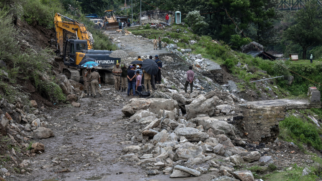 Az előző napi felhőszakadásban elmosott út helyreállításán dolgoznak az észak-indiai Uttarakhand állambeli Uttarkasi körzetben fekvő Kjarkban 2025. augusztus 6-án. Az innen északra, ugyanebben a körzetben fekvő Dharali egy részét elmosta az árvíz, a himalájai településen legalább négy ember életét vesztette, mintegy száz pedig eltűnt.