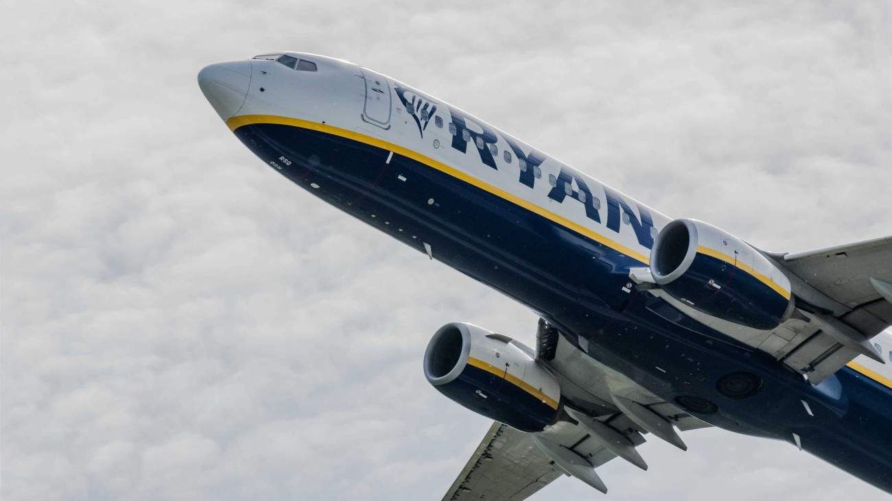 Budapest, 2022. május 22. A Ryanair egy írországi központú diszkont légitársaság egyik Boeing 737-es típusú utasszállító repülőgépe emelkedik fel a Liszt Ferenc Nemzetközi repülőtérről. MTVA/Bizományosi: Faludi Imre
