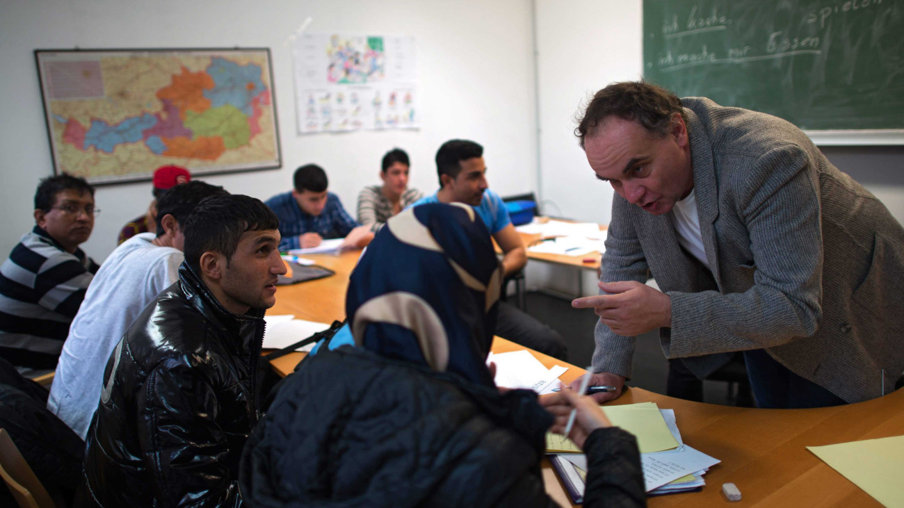 Bécs, 2016. február 23.Az Ute Bock Egyesület egyik önkéntese (j) német nyelvet tanít menekülteknek Bécsben 2016. február 23-án. A hajléktalanok, a menekültek, a társadalom peremére szorultak oltalmazására egy osztrák hölgy, Ute Bock által létrehozott szervezet önkéntes tanárai mintegy 600 szíriai, afgán és iraki migráns számára indítottak német nyelvi kurzusokat.  (MTI/EPA/Christian Bruna)
