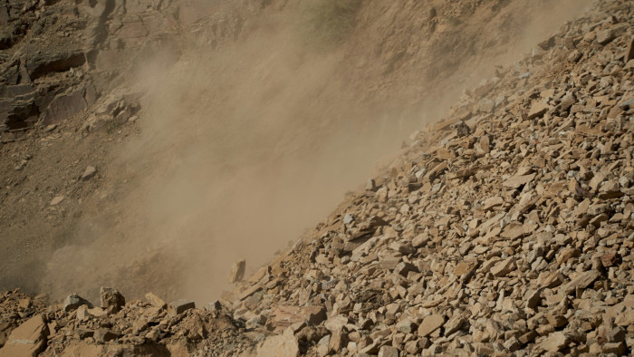 Egy turista orra előtt zajlott az óriási sziklaomlás, menekülni kényszerült az Alpokban – videó