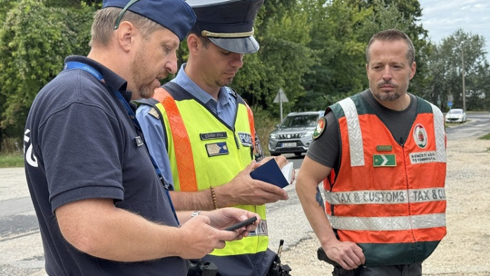Sörözött vezetés közben, ráadásul egy rendőrautó mellett