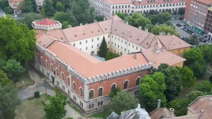 Nagy a baj: ilyen a híres Hunyadi-kastély állapota – videó