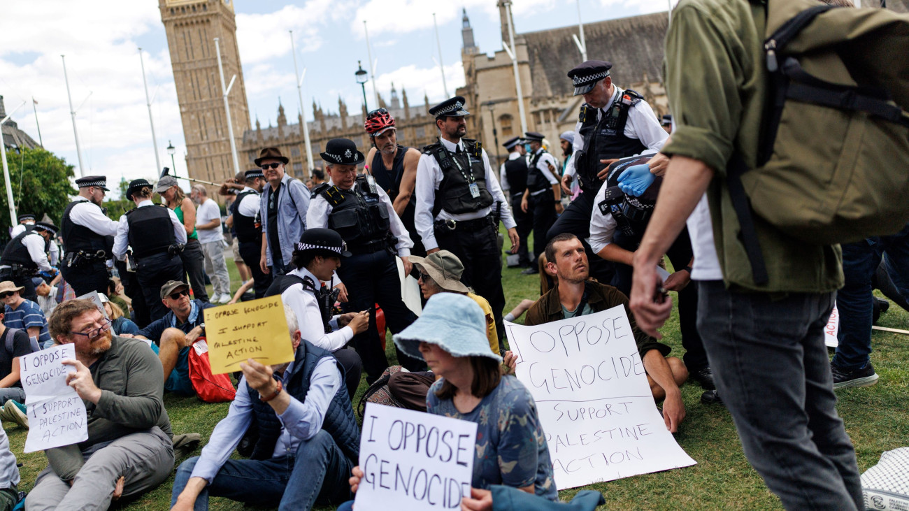 Palesztinpárti tüntetés résztvevőit veszik őrizetbe rendőrök a londoni Parlament téren 2025. augusztus 9-én. A tüntetők a brit kormány által terrorszervezetnek minősített Palestine Action palesztinbarát csoport betiltása ellen tiltakoztak. MTI/EPA/Tolga Akmen