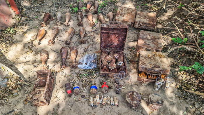 Egy csokor gránátba botlottak vízvezeték-építő munkások - képek