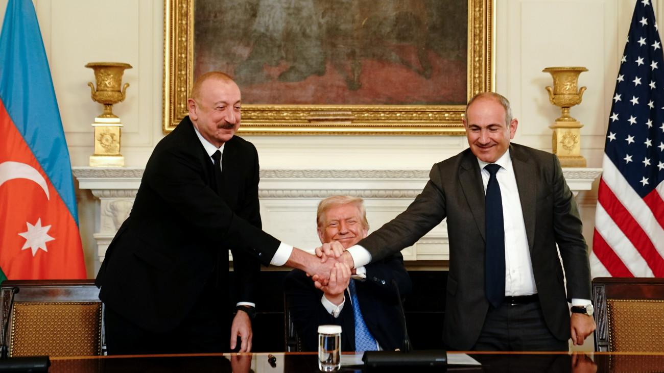 Donald Trump amerikai elnök (k), Ilham Aliyev azerbajdzsáni elnök (b) és Nikol Pasinján örmény miniszterelnök az Örményország és Azerbajdzsán közötti békeszerződés aláírásán a washingtoni Fehér Ház reprezentatív ebédlőjében 2025. augusztus 8-án. A szerződés a két ország közötti több mint 35 éves konfliktust zárja le.