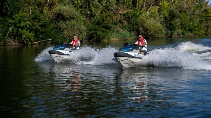 Rengeteg rendőr jelent meg a tó körül, meglepődtek a strandolók