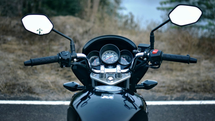 Durván beleszállt egy motorosba a minden szabályt felrúgó autós – videó