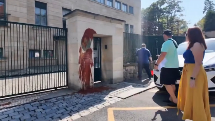 Festékkel öntötték le a prágai magyar nagykövetség kerítését – videó
