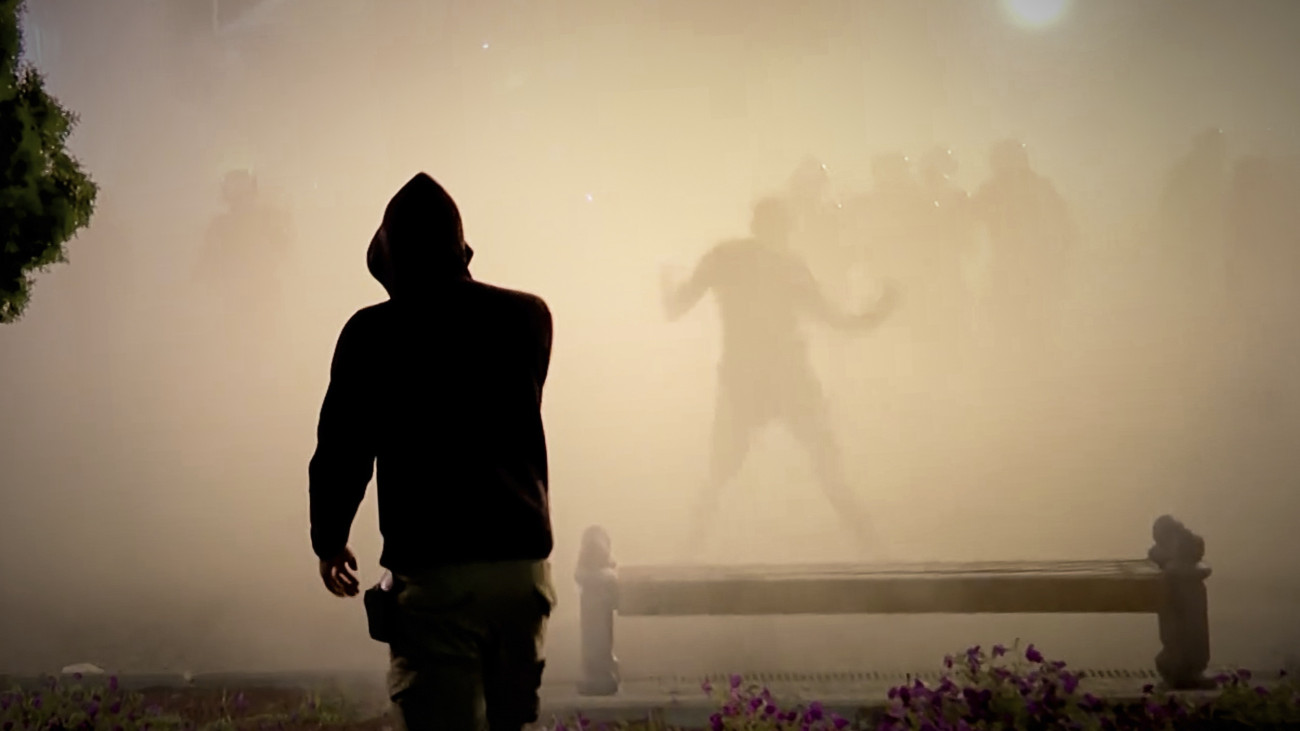 A videófelvételről készített képen a szerb vezetés lemondását követelők kormánypárti ellentüntetőkkel csapnak össze a vajdasági Verbászban 2025. augusztus 12-én. A kormányellenes tiltakozások 2024 novemberében kezdődtek Szerbiában azt követően, hogy november 1-jén leszakadt az újvidéki vasúti pályaudvar előtetője, tizenöt ember halálát okozva.