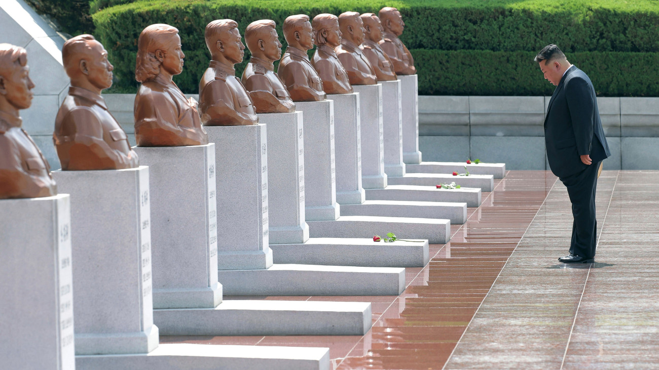 Az észak-koreai kormány felvételén Kim Dzsongün észak-koreai vezető lerója kegyeletét a felszabadulásért vívott harcokban elesett mártírok emlékművénél az Észak-Korea japán uralom alóli felszabadulásának 80. évfordulója alkalmából tartott állami ünnepségen Phenjanban 2025. augusztus 14-én. Korea 1945 augusztusában, a második világháborút lezáró japán kapituláció idején szabadult fel a Japán Birodalom uralma alól. A szovjet Vörös Hadsereg augusztus 9-én kezdte meg bevonulását a Koreai-félsziget északi részébe.