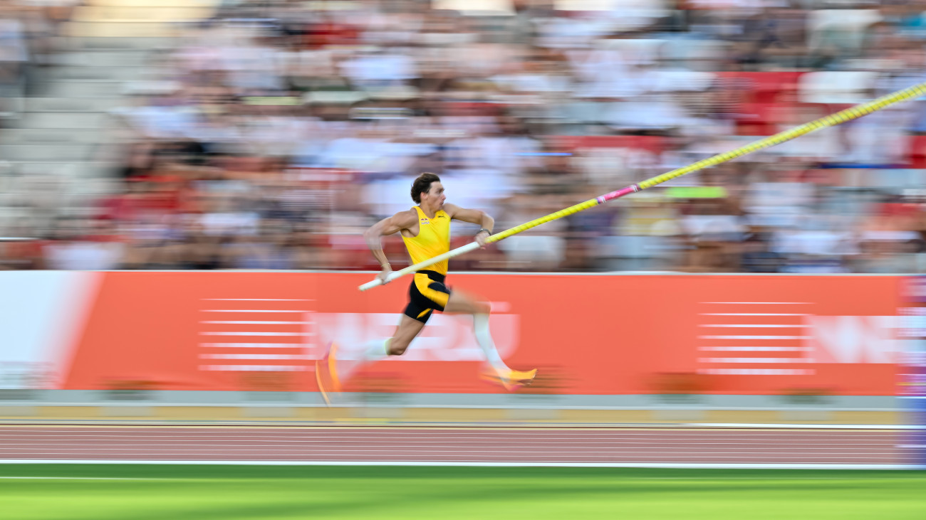 A későbbi győztes svéd Armand Duplantis a férfi rúdugrás döntőjében a Gyulai István Memorial Atlétikai Magyar Nagydíjon Budapesten, a Nemzeti Atlétikai Központban 2025. augusztus 12-én. A sportoló 6,29 méteres világcsúccsal nyerte meg a versenyt. 