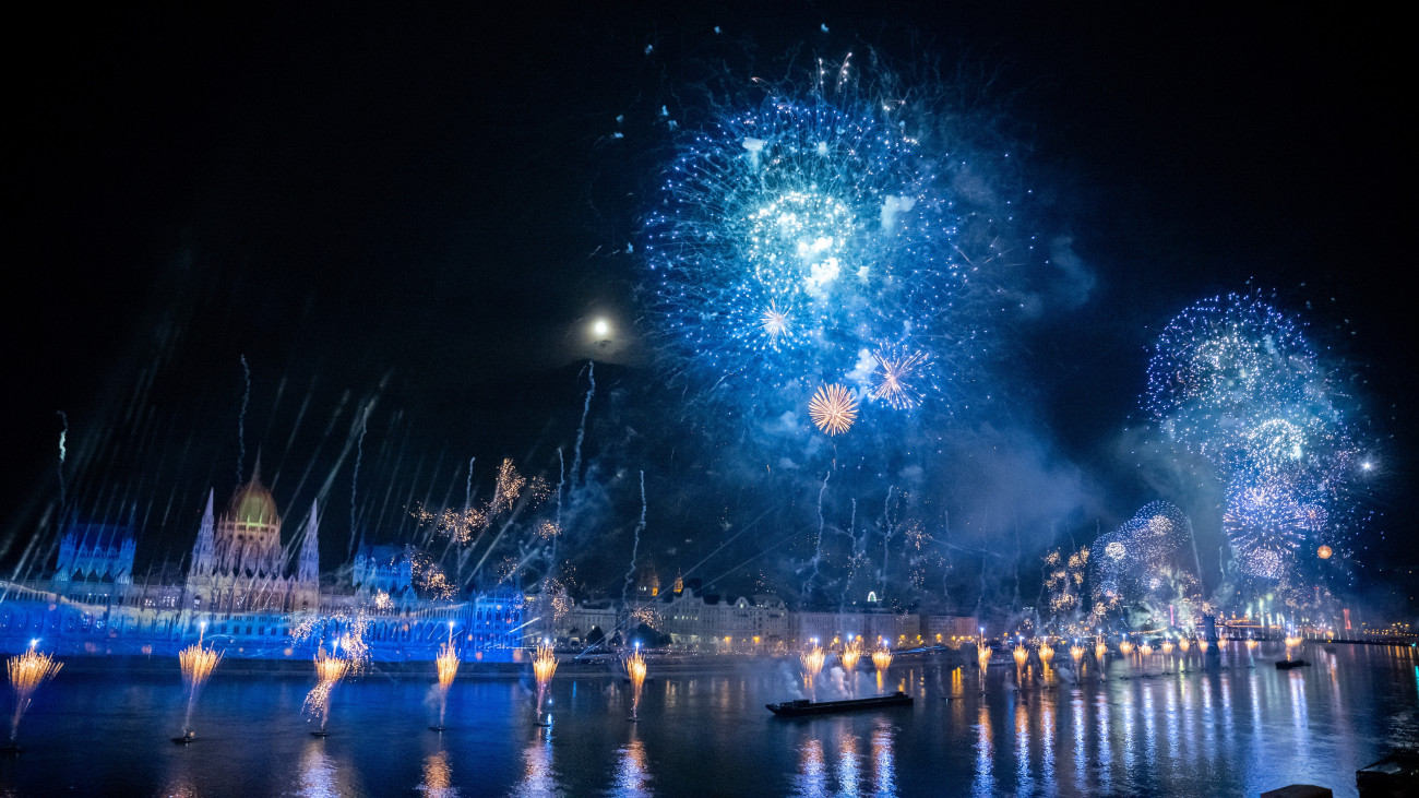 Tűzijáték a Duna felett Budapesten az államalapítás és államalapító Szent István király ünnepén 2024. augusztus 20-án. Balról az Országház.