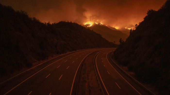 50 éve ez a leghosszabb hőhullám: még 21 tűzfészekkel küzdenek az erdőkben
