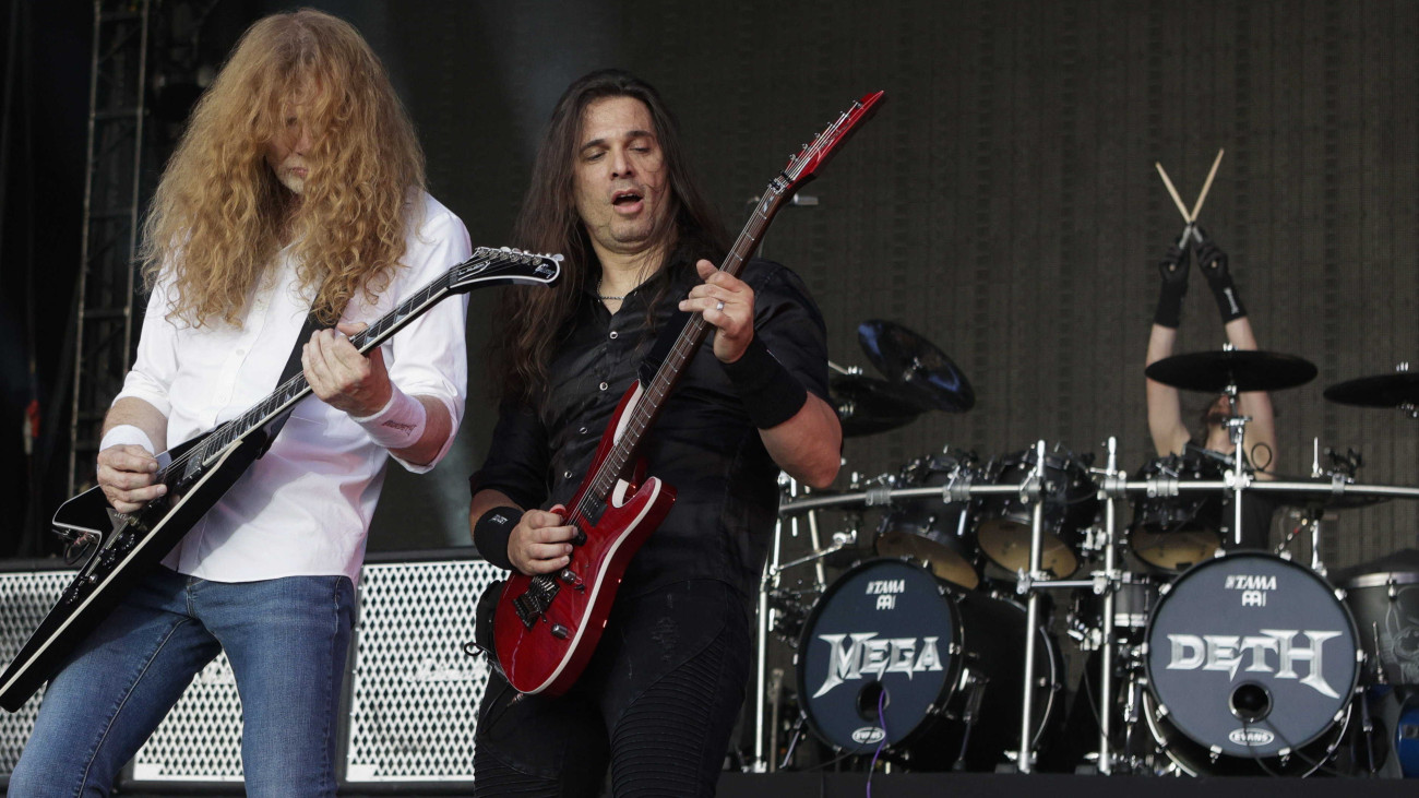 Dave Mustaine, a Megadeth amerikai metálzenekar frontembere (b) és Kiko Loureiro gitáros a Barcelona Rock Fesztiválon adott koncertjükön 2022. július 2-án.