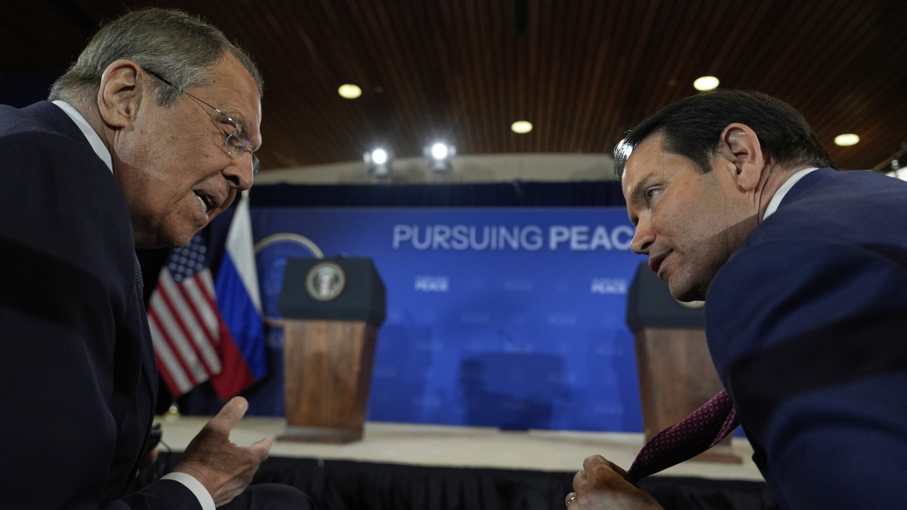 Szergej Lavrov orosz (b) és Marco Rubio amerikai külügyminiszter a Donald Trump amerikai  és Vlagyimir Putyin orosz elnök közös sajtótájékoztatója előtt az ukrajnai rendezést szolgáló amerikai-orosz csúcstalálkozón az Elmendorf-Richardson katonai bázison, az alaszkai Anchorage-ben 2025. augusztus 15-én.