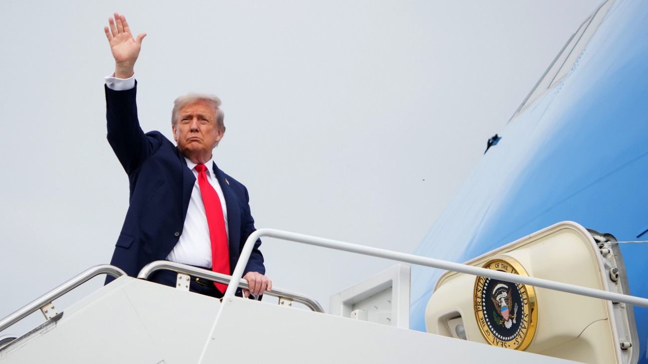 ANCHORAGE, ALASKA - AUGUST 15: U.S. President Donald Trump boards Air Force One as he departs Joint Base Elmendorf-Richardson on August 15, 2025 in Anchorage, Alaska. President Trump met with Russian President Vladimir Putin for peace talks aimed at ending the war in Ukraine. (Photo by Andrew Harnik/Getty Images)