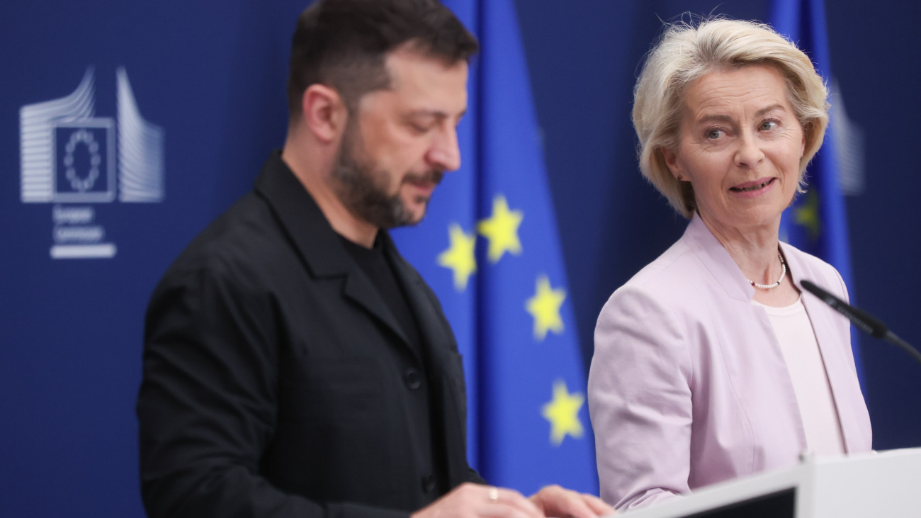 Ursula von der Leyen, az Európai Bizottság elnöke (j) és Volodimir Zelenszkij ukrán elnök sajtótájékoztatót tart Brüsszelben 2025. augusztus 17-én.