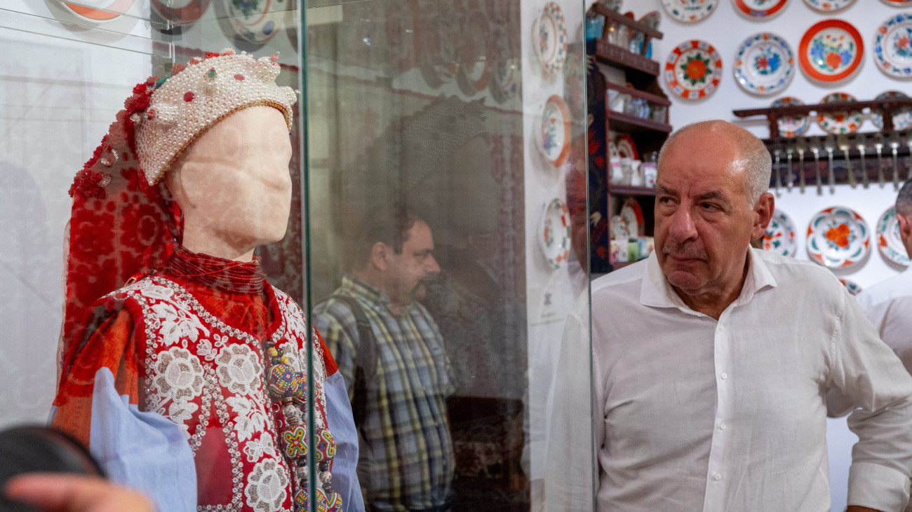 Sulyok Tamás köztársasági elnök a válaszúti (Rascruci) Kallós Zoltán Kossuth-díjas néprajzkutató hagyatékát bemutató néprajzi gyűjtemény kiállításán háromnapos erdélyi magánlátogatásának első napján, 2025. augusztus 17-én.