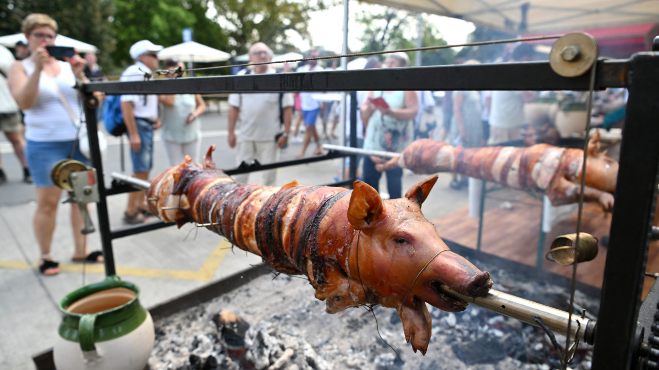 Készül a sült malac a Magyar Ízek Utcája gasztroprogramon az államalapítás és államalapító Szent István király ünnepén a Várkert Bazárnál 2024. augusztus 20-án.