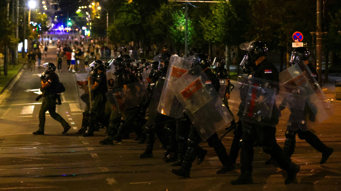 Rohamrendőrök oszlatnak egy újabb kormányellenes tiltakozást Belgrádban 2025. augusztus 14-én, amikor több szerbiai városban is összecsaptak rendőrökkel az ellenzéki tiltakozók, Újvidéken pedig felgyújtották a kormányzó Szerb Haladó Párt (SNS) helyi irodáját. Az esti összecsapásokban 42 rendőr megsérült, a hatóságok 37 tiltakozót előállítottak.