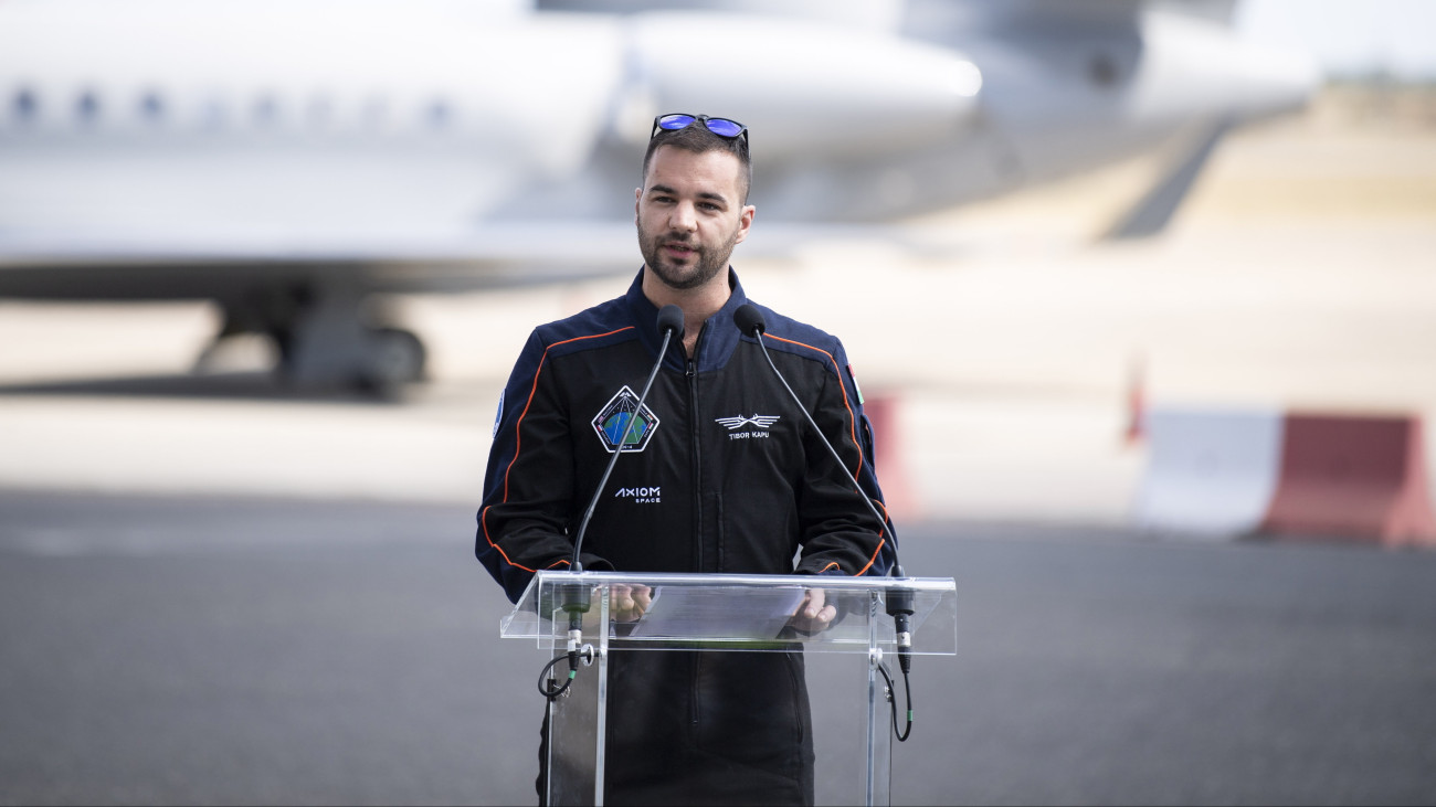 Kapu Tibor kutatóűrhajós sajtótájékoztatót tart érkezése után a Liszt Ferenc-repülőtéren 2025. augusztus 18-án. A kutatóűrhajós az Ax-4 misszió tagjaként június 25. és július 15. között járt a Nemzetközi Űrállomáson.