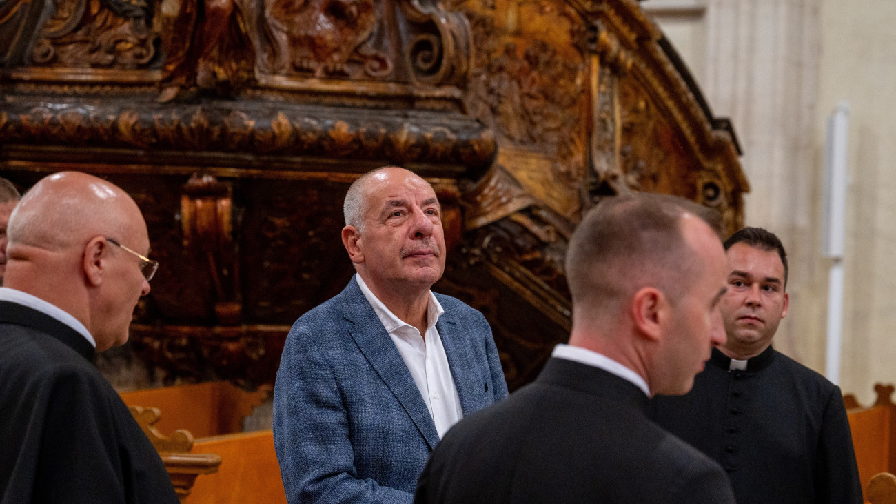 Sulyok Tamás köztársasági elnök (k) Kolozsváron, a felújított főtéri Szent Mihály-templomban háromnapos erdélyi magánlátogatásának első napján, 2025. augusztus 17-én.