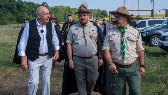 „Emberibb emberek és magyarabb magyarok” – Sulyok Tamás erdélyi cserkészeket látogatott meg