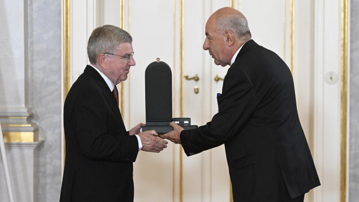 Sulyok Tamás a Magyar Érdemrend nagykeresztje kitüntetést adta át Thomas Bachnak