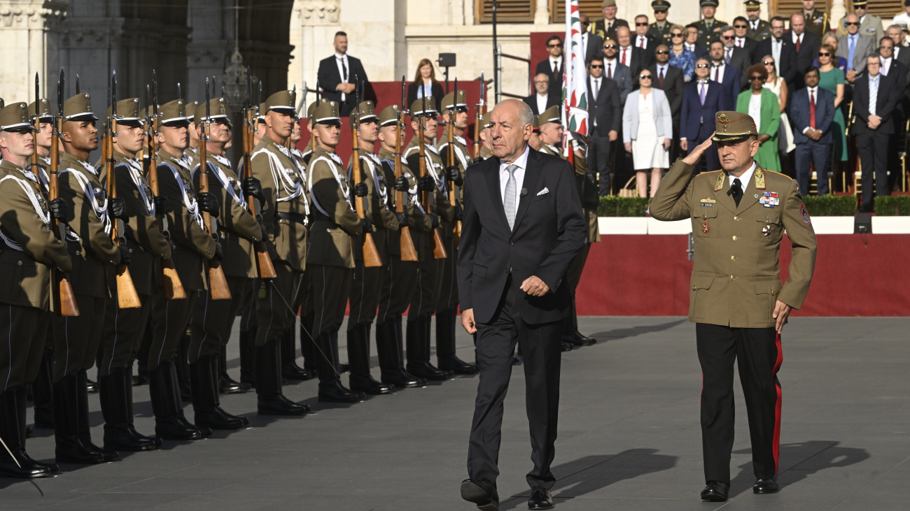 Sulyok Tamás köztársasági elnök és Böröndi Gábor vezérezredes, a Honvéd Vezérkar főnöke (b-j) a Szent István-napi állami ünnepségen tartott zászlófelvonáson a budapesti Kossuth téren 2025. augusztus 20-án.