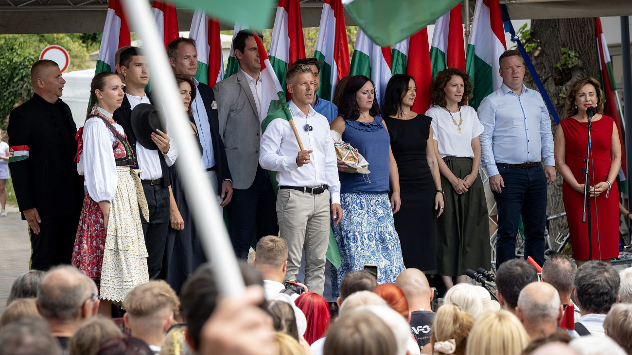 Magyar Péter, a Tisztelet és Szabadság Párt (Tisza) elnöke (k) a párt Szent István nyomában című pannonhalmi ünnepségén 2025. augusztus 20-án. Jobbra Rost Andrea operaénekes.