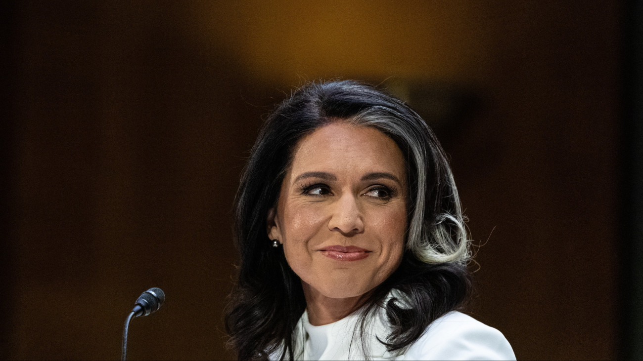 A Donald Trump amerikai elnök által a Nemzeti Hírszerzés igazgatójának jelölt Tulsi Gabbard a szenátus hírszerzési bizottsága előtti meghallgatásán 2025. január 30-án Washingtonban.