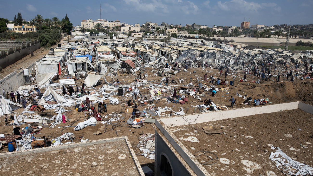 Egy több mint 200 palesztin menekült családot elszállásoló tábor egy izraeli légicsapás után a Gázai övezet középső részén fekvő Deir al-Balahban 2025. augusztus 21-én.