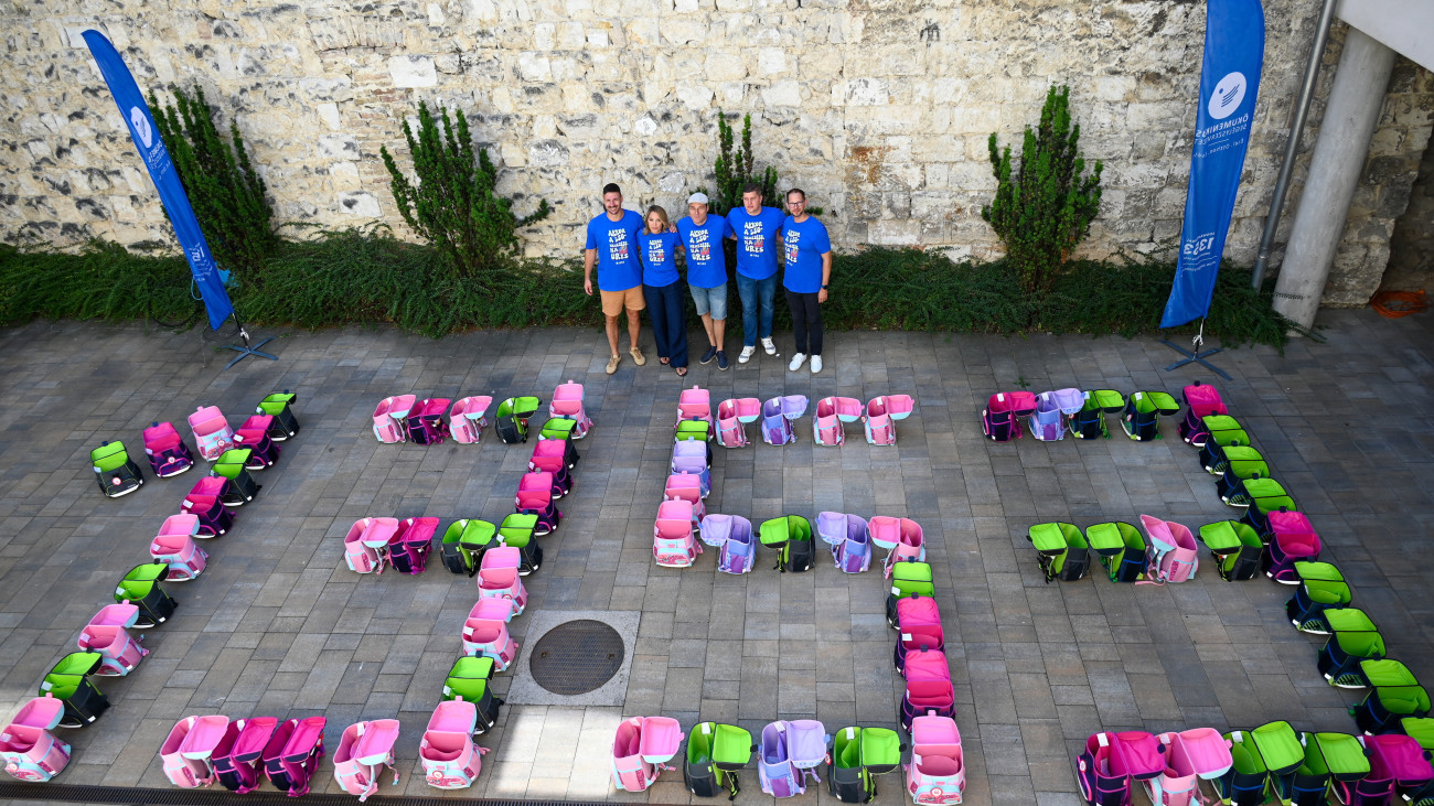 Lékai Máté válogatott kézilabdázó, Lékai-Kiss Ramóna műsorvezető, Hajnóczy Soma bűvész, Gyurta Dániel olimpiai bajnok úszó, az Ökumenikus Segélyszervezet önkéntesei, valamint Gáncs Kristóf, a segélyszervezet ügyvezető igazgatója (b-j) az Iskolakezdés együtt! címmel meghirdetett országos pénzadománygyűjtés budapesti sajtótájékoztatóján 2025. augusztus 13-án. A szervezet tizennegyedik alkalommal szervezi meg a nehéz helyzetben lévő gyerekek beiskolázásának támogatását célzó akciót.