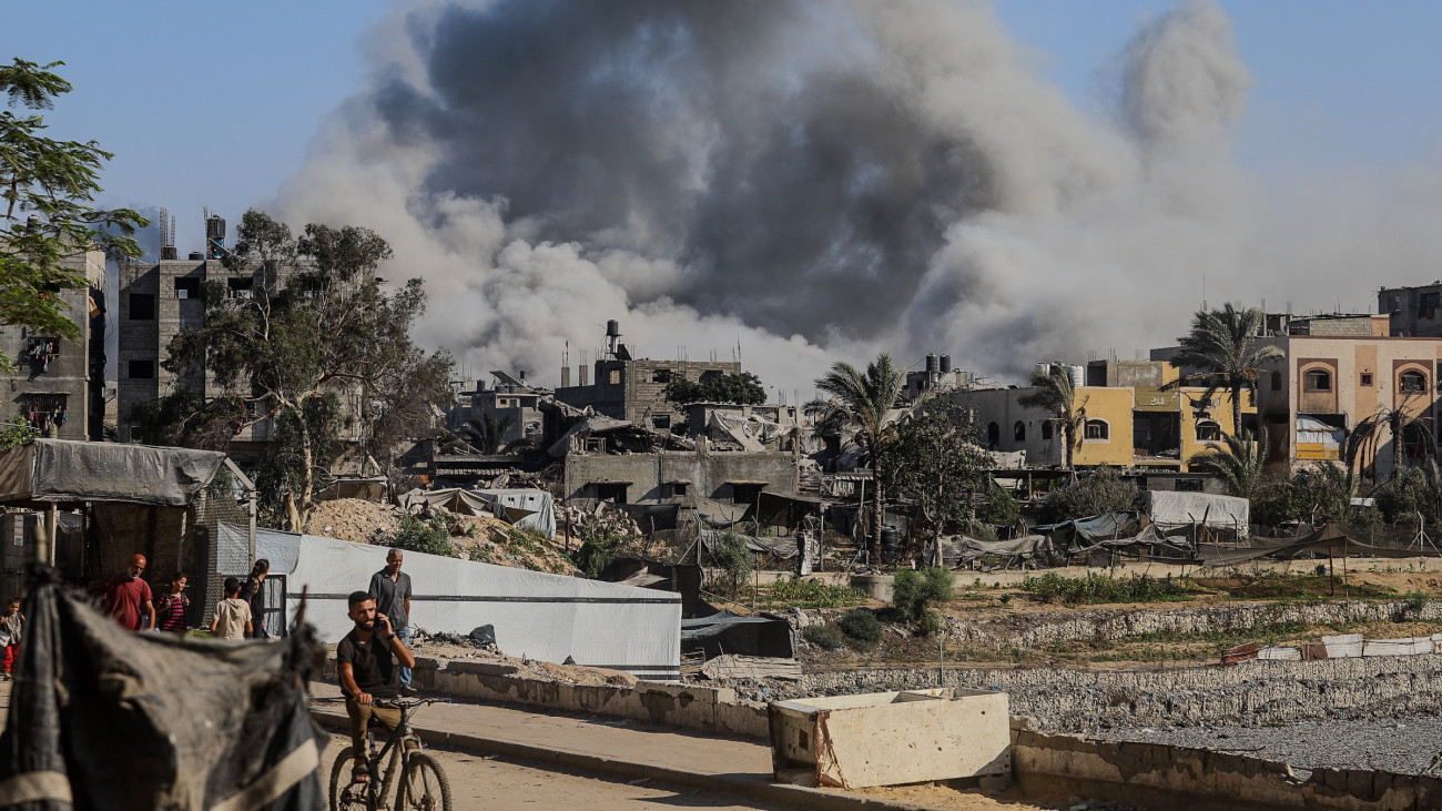 JABALIA, GAZA - AUGUST 20: Smoke rises after an Israeli attack on Jabalia camp, north of Gaza on August 20, 2025. (Photo by Ramez Habboub/Anadolu via Getty Images)