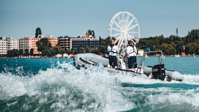 Testvérpárt mentettek ki a Balatonból a rendőrök