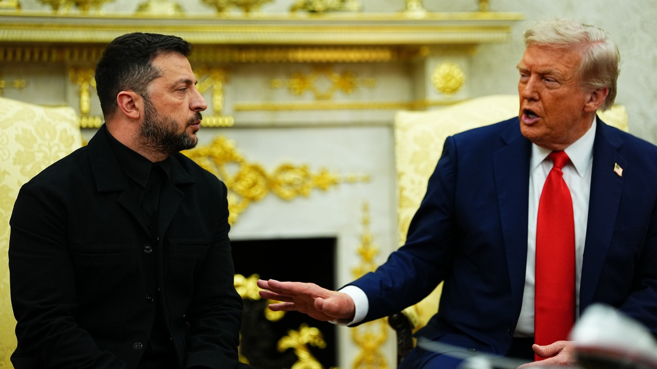 Donald Trump amerikai (j) és Volodimir Zelenszkij ukrán elnök megbeszélést folytat a washingtoni Fehér Ház Ovális irodájában 2025. augusztus 18-án.