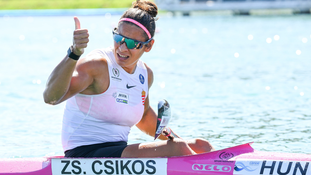 A győztes Csikós Zsóka a célban a női kajak egyes 1000 méteres számának döntőjében a milánói kajak-kenu világbajnokságon 2025. augusztus 22-én.