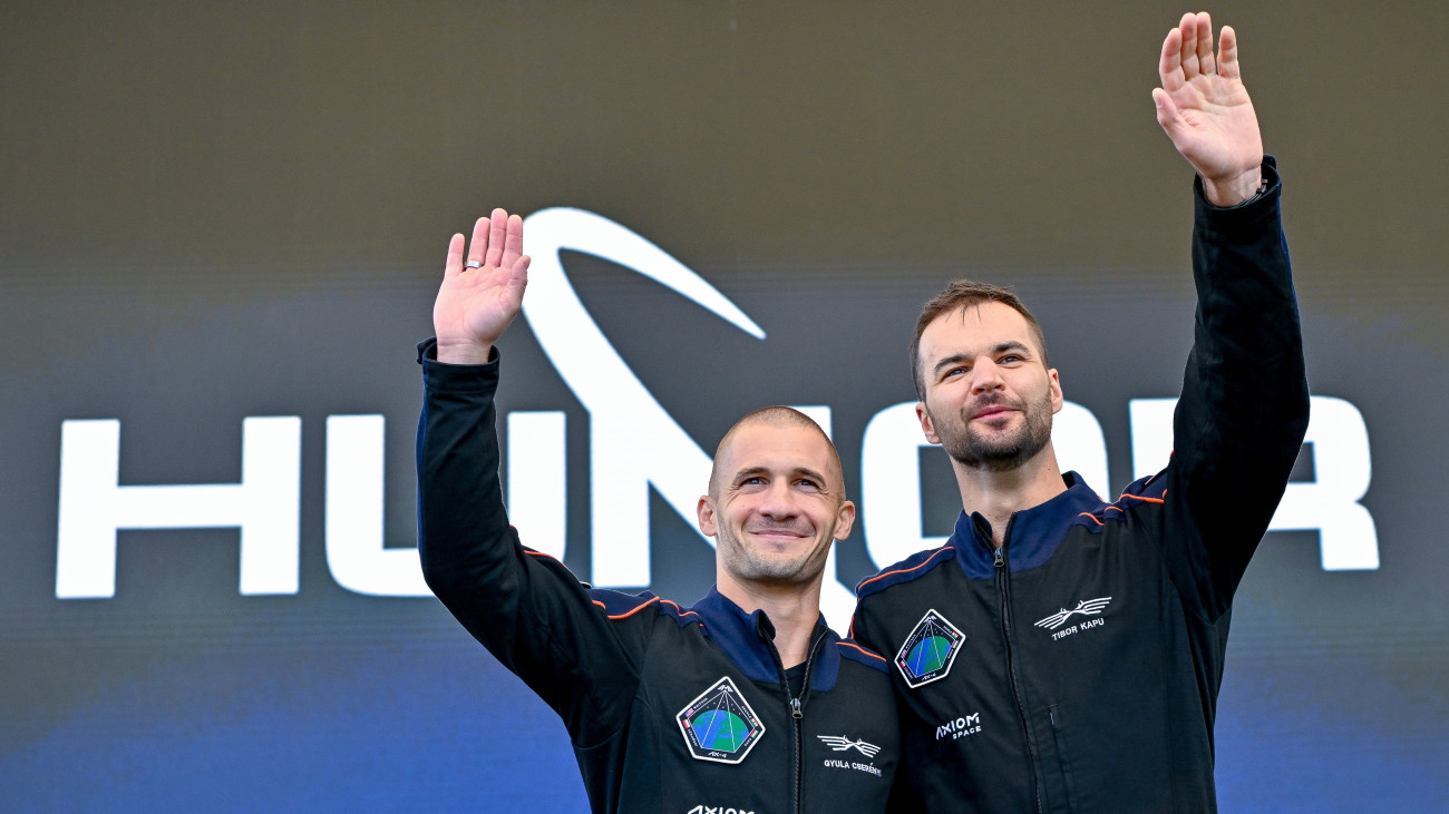 Kapu Tibor, a HUNOR Magyar Űrhajós Program kutatóűrhajósa (j) és Cserényi Gyula tartalékos kutatóűrhajós (b) a Millenáris Parkban tartott élménybeszámolón 2025. augusztus 23-án.