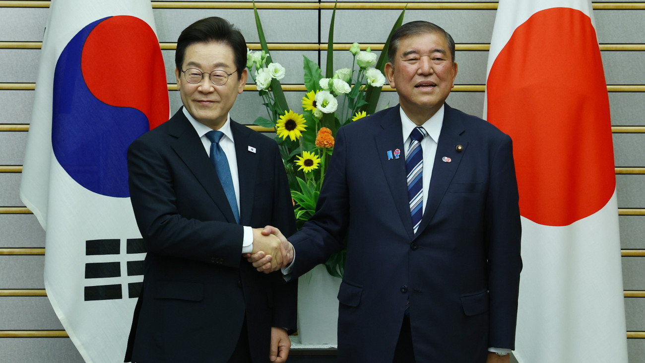 Isiba Sigeru Japán miniszterelnök (j) I Dzsemjong dél-koreai elnököt fogadja tokiói hivatalában 2025. augusztus 23-án.