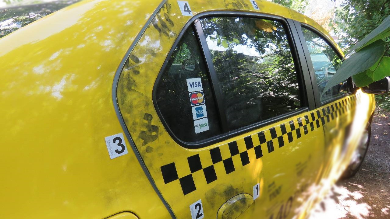 Taxist rabolta ki egy bűnöző pár, de gyorsan elkapták őket.