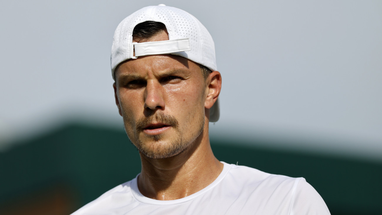 Fucsovics Márton az amerikai Aleksandar Kovacevic ellen játszik a wimbledoni teniszbajnokság férfi egyesének első fordulójában Londonban 2025. július 1-jén.