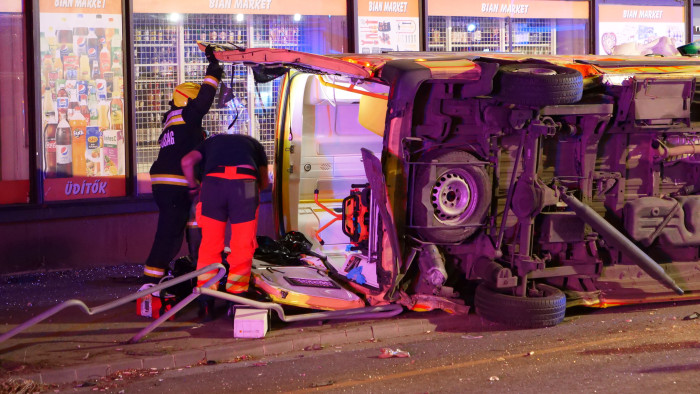 Borult a szirénázó mentőautó