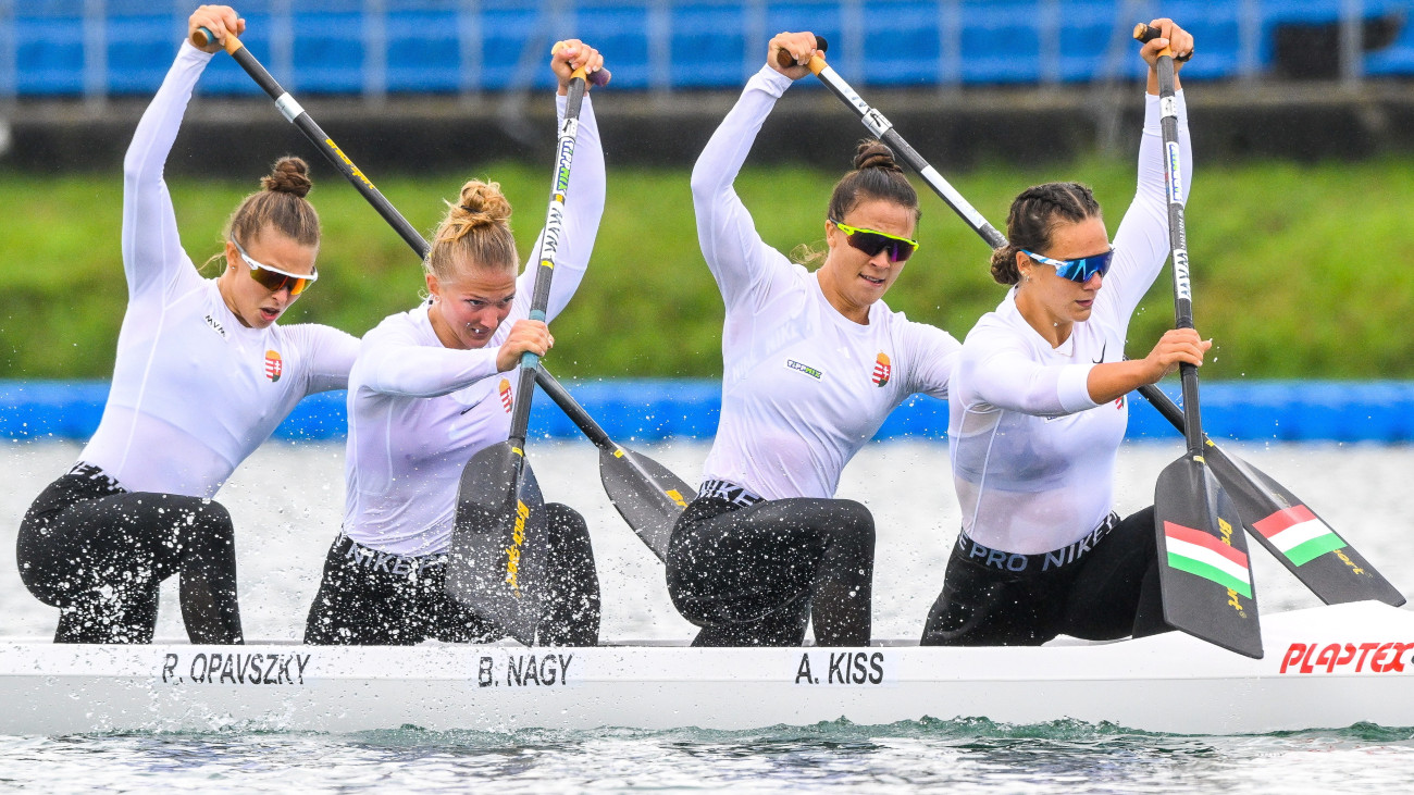 A későbbi győztes Kiss Ágnes, Nagy Bianka, Opavszky Réka és Csorba Zsófia (j-b) a női kenu négyesek 500 méteres versenyének döntőjében a milánói kajak-kenu világbajnokságon 2025. augusztus 24-én. 